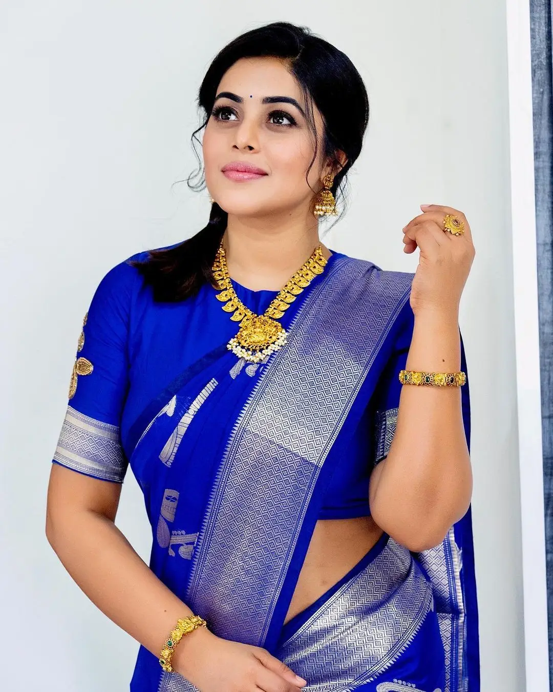 Shamna Kasim Wearing Beautiful Jewellery Blue Saree